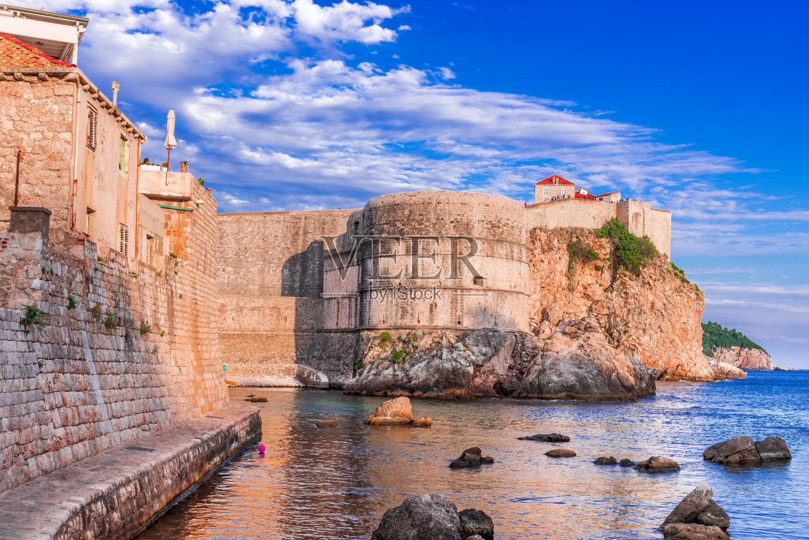 杜布罗夫尼克，克罗地亚，拉古萨中世纪城墙，亚得里亚海。照片摄影图片