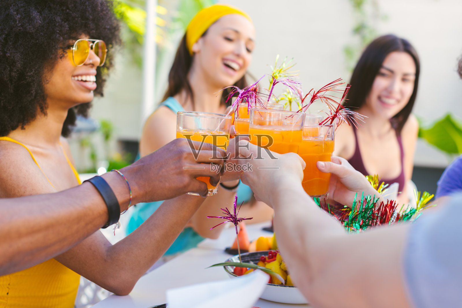 一群不同种族的朋友用鸡尾酒祝酒-友谊，庆祝和假期的概念照片摄影图片