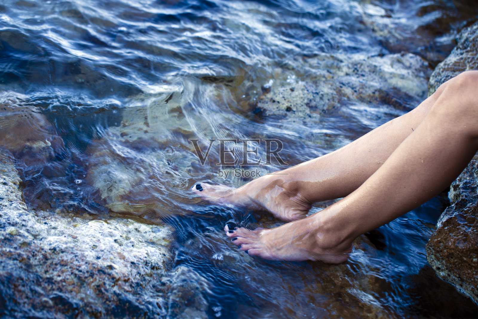 年轻女子在干净的海水里脚照片摄影图片