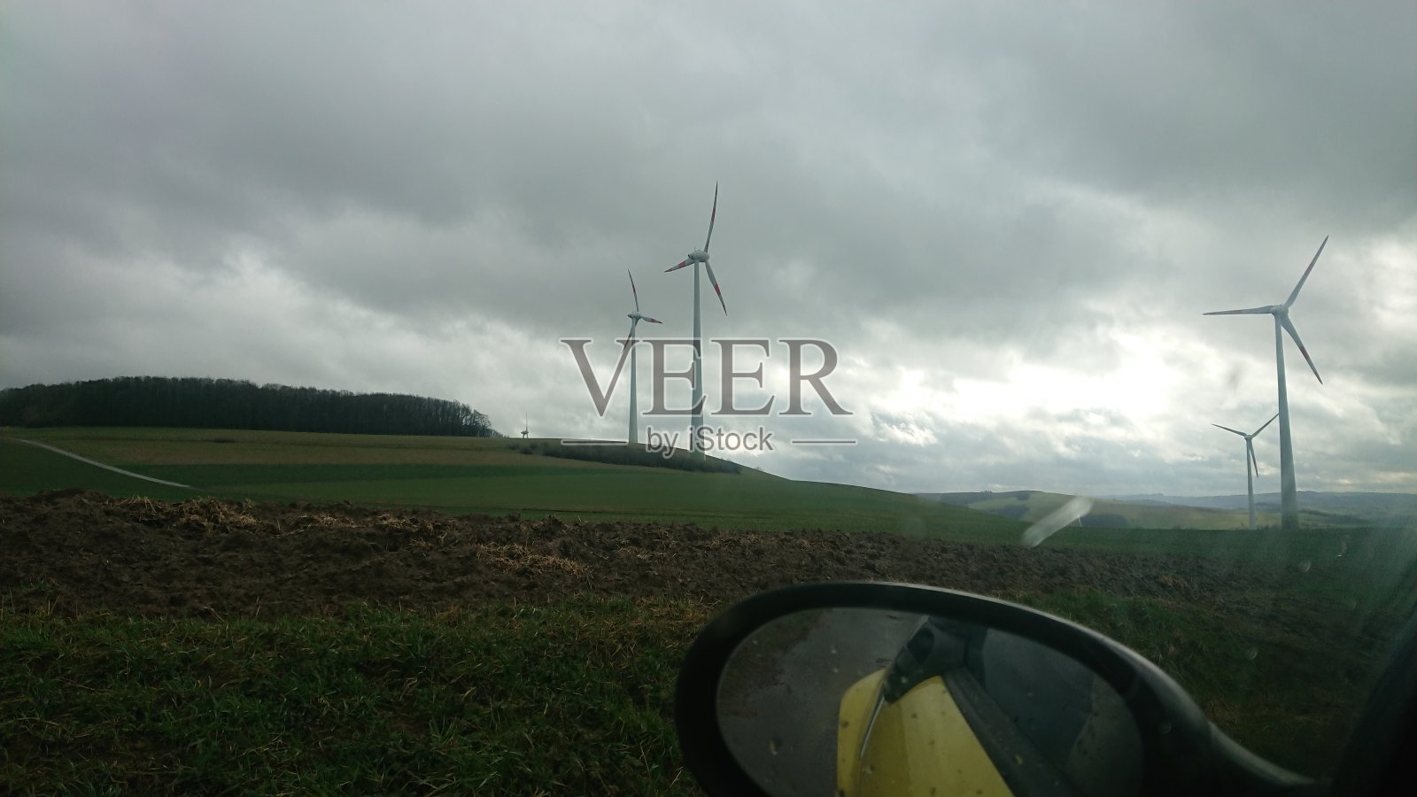草原上的风力发电站照片摄影图片
