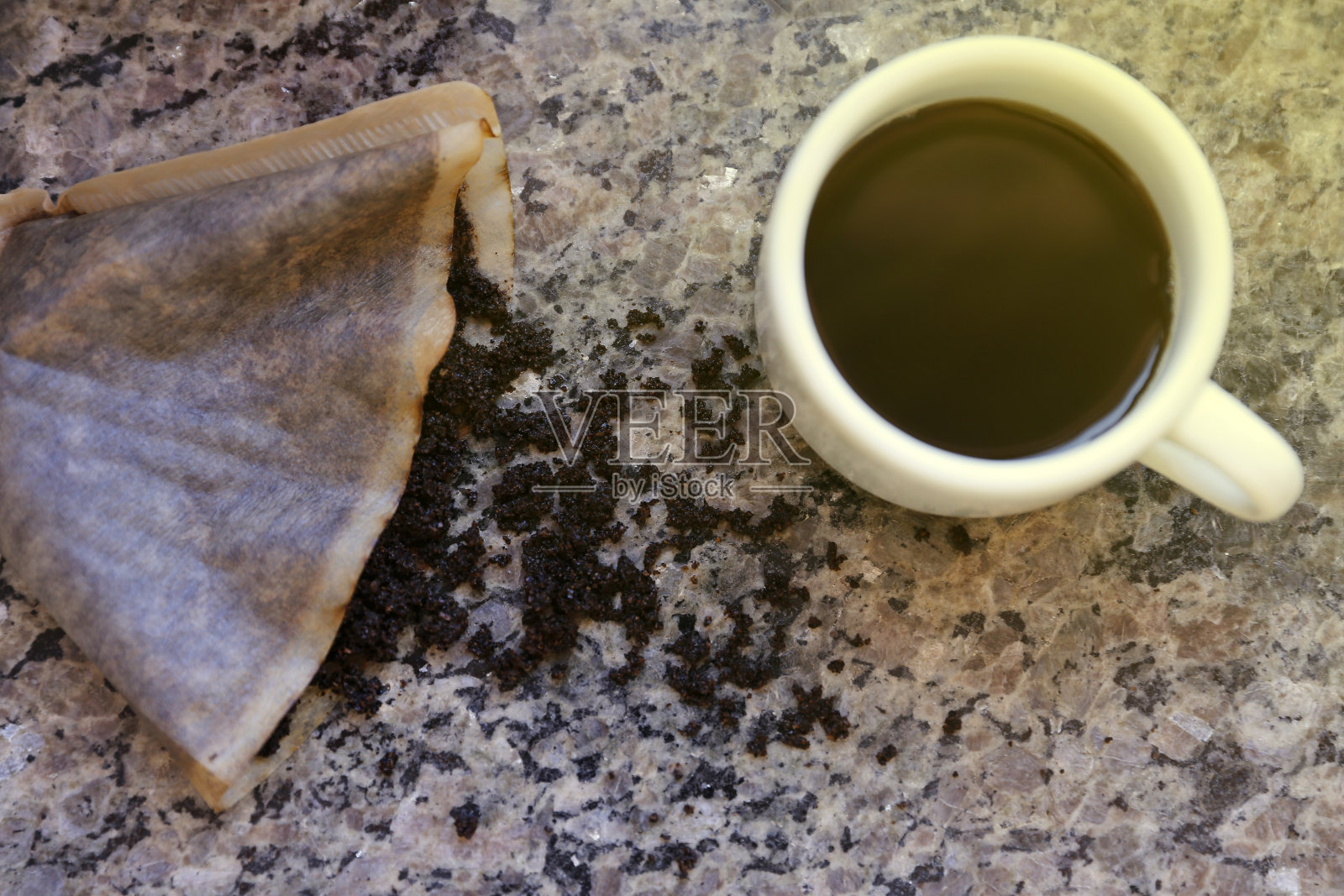 滤壶和白杯子里的咖啡渣照片摄影图片
