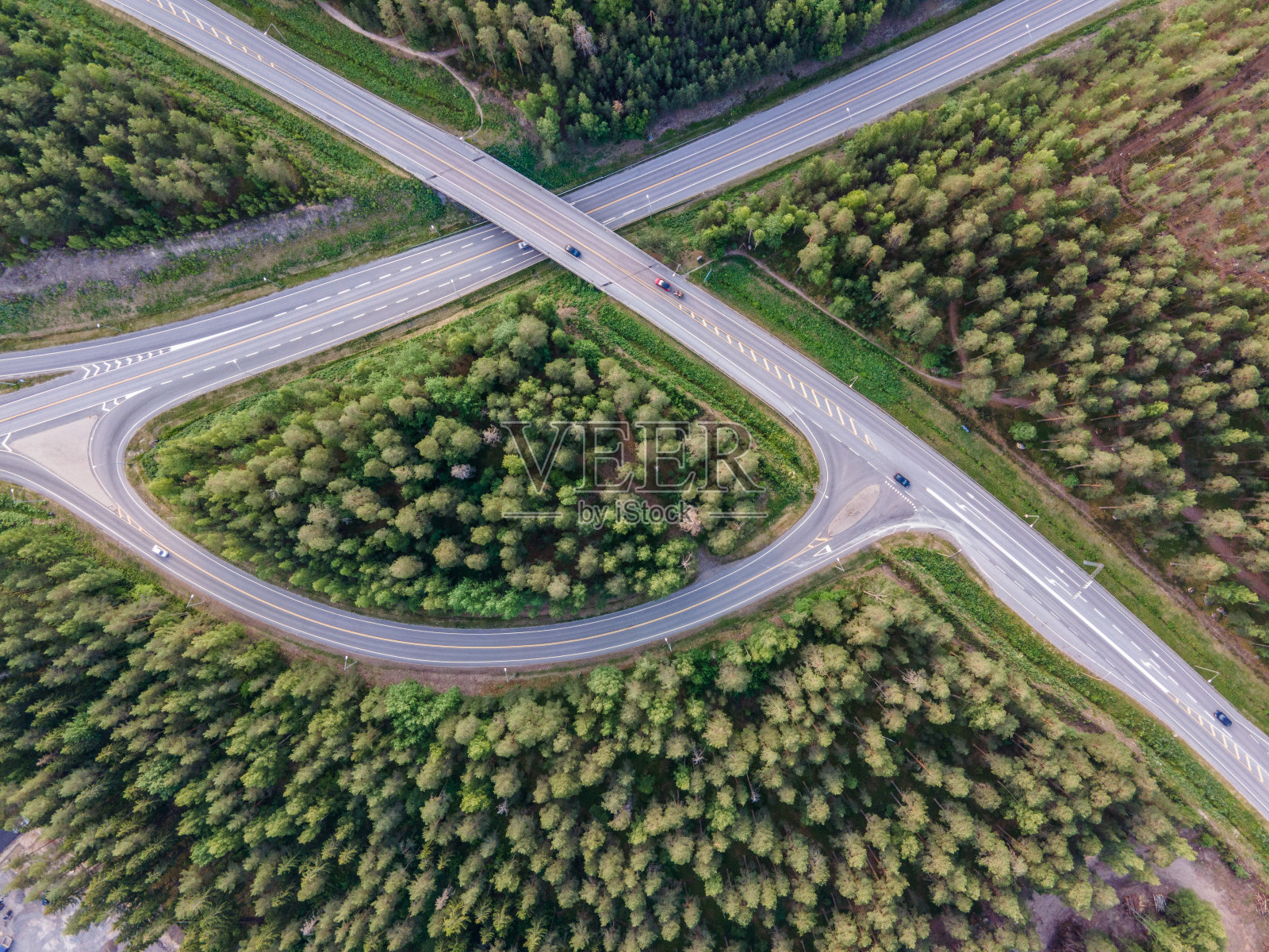 田园诗般的蜿蜒道路穿过芬兰的翠绿松林照片摄影图片