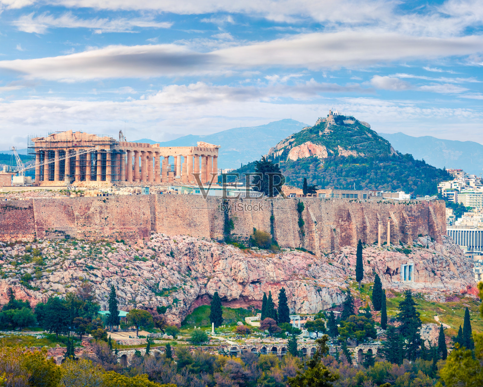 伟大的帕台农，前神庙，在雅典卫城，希腊，欧洲的春景。雅典清晨五彩缤纷的景色。旅游概念的背景。艺术风格后期处理照片。照片摄影图片