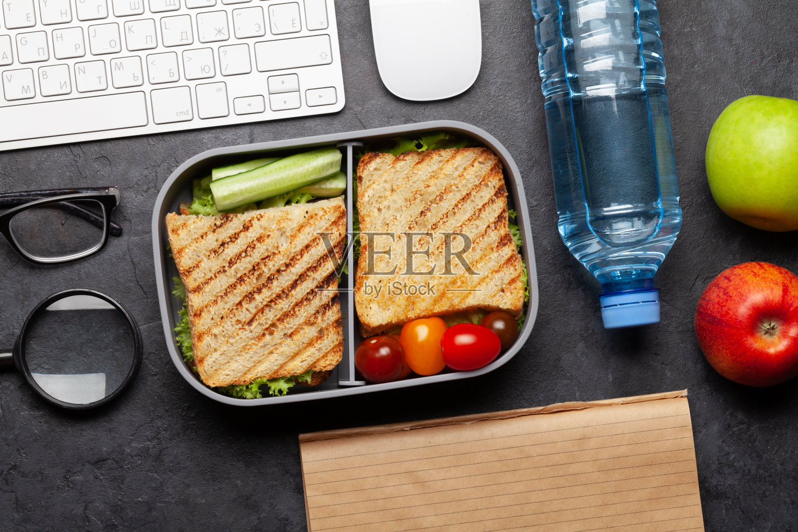 有三明治和蔬菜的健康午餐盒照片摄影图片