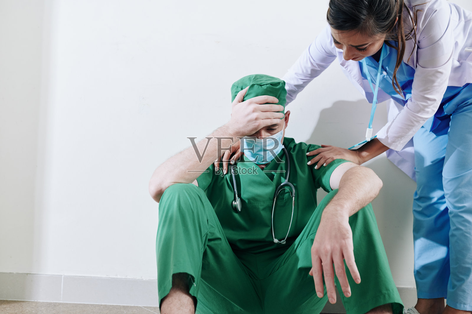 护士安抚紧张的外科医生照片摄影图片