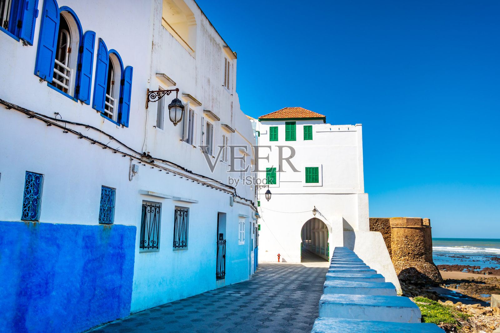 美丽的街道，典型的阿拉伯建筑。地点:阿西拉，北摩洛哥，非洲。艺术照片。美丽的世界照片摄影图片