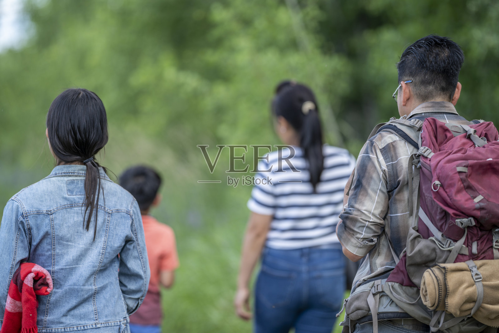 年轻的亚洲家庭享受户外徒步旅行照片摄影图片