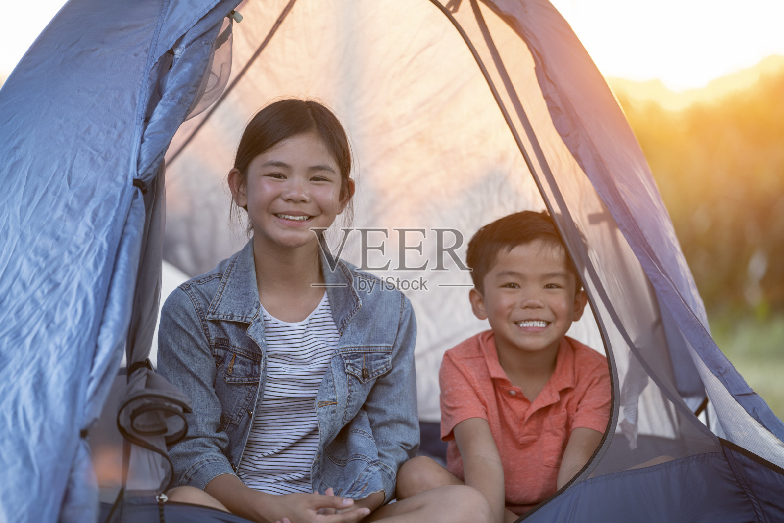 哥哥和妹妹坐在帐篷里照片摄影图片
