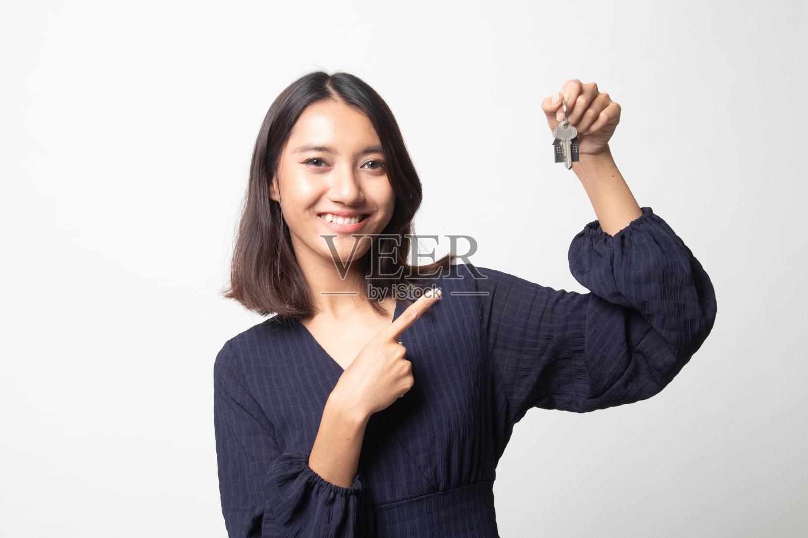 可爱的亚洲女孩展示家庭钥匙。照片摄影图片
