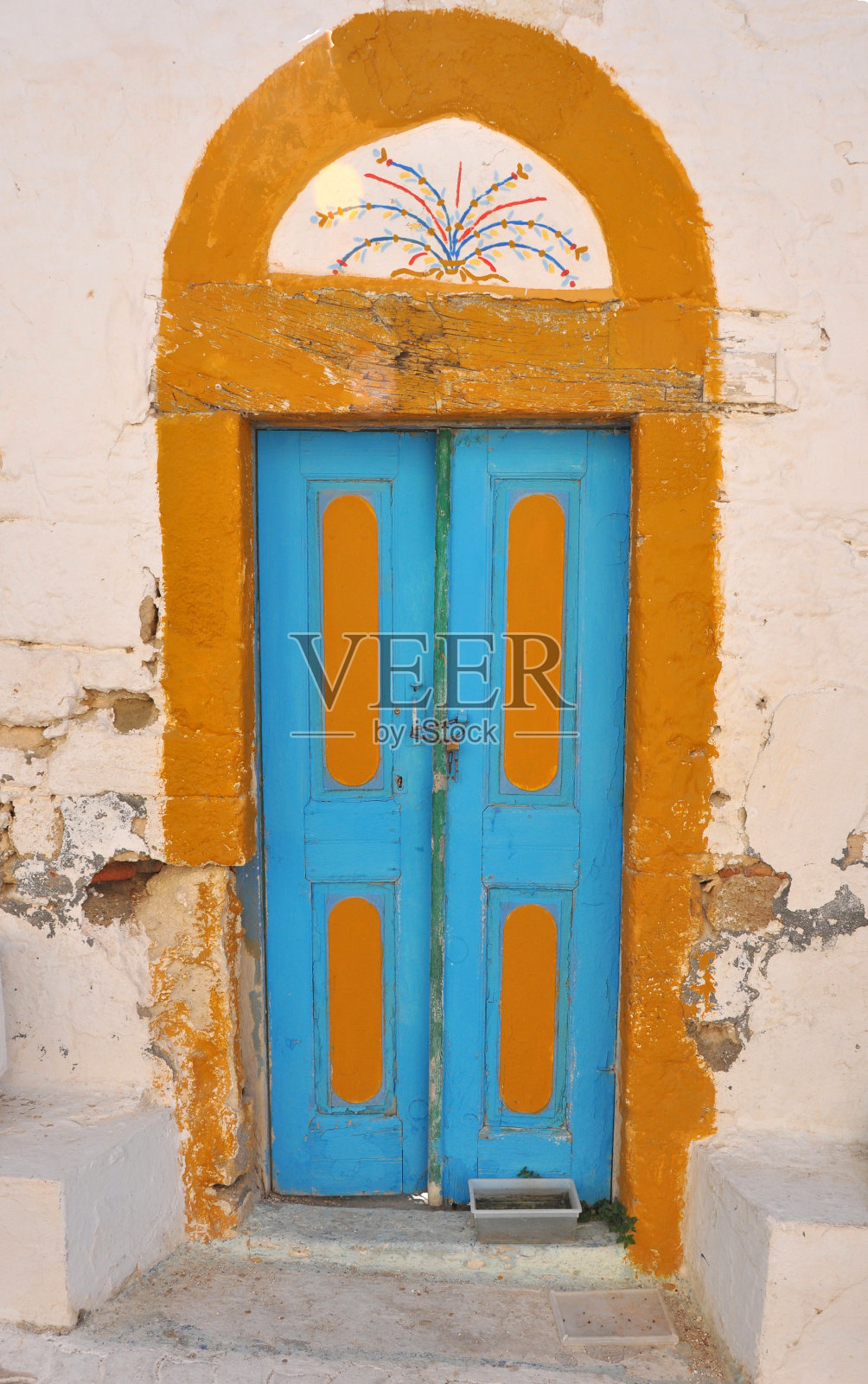 旅游目的地背景:古老房屋上五颜六色的典型希腊门照片摄影图片