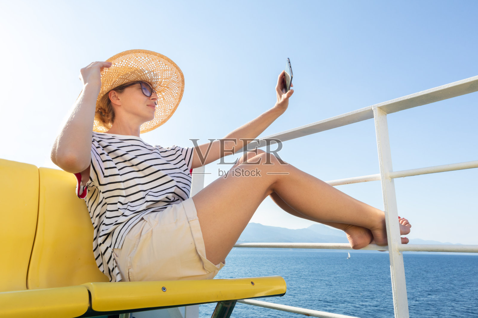 美丽，浪漫的金发女人自拍自拍照片在暑假旅行乘游轮渡船。照片摄影图片