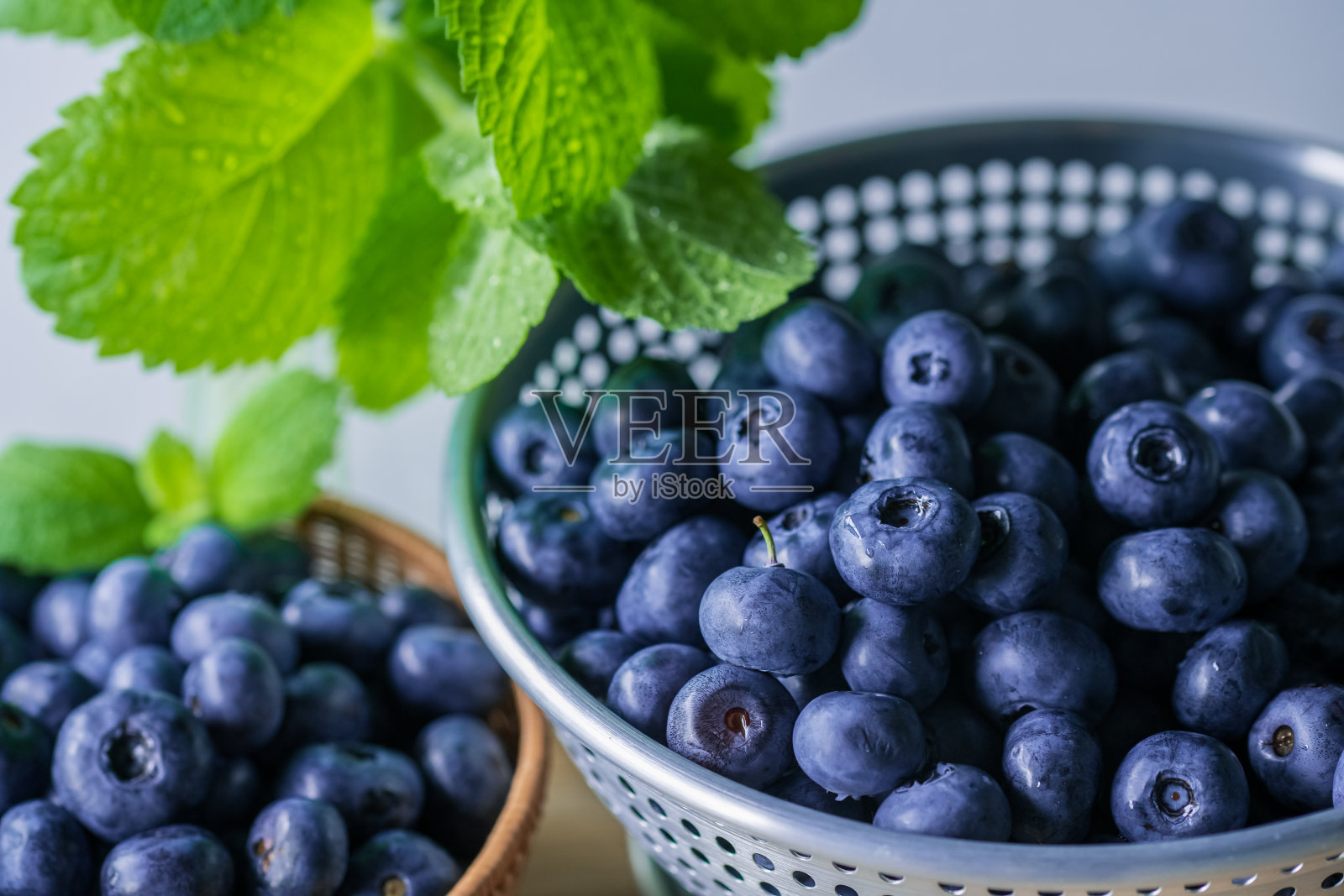 新鲜成熟的蓝莓放在滤锅里。照片摄影图片