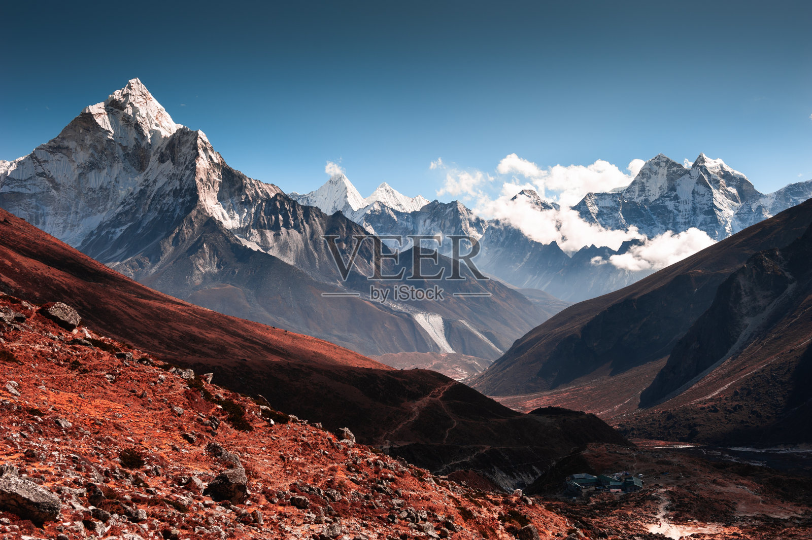 喜马拉雅山脉日落时的阿玛达布拉姆峰。照片摄影图片