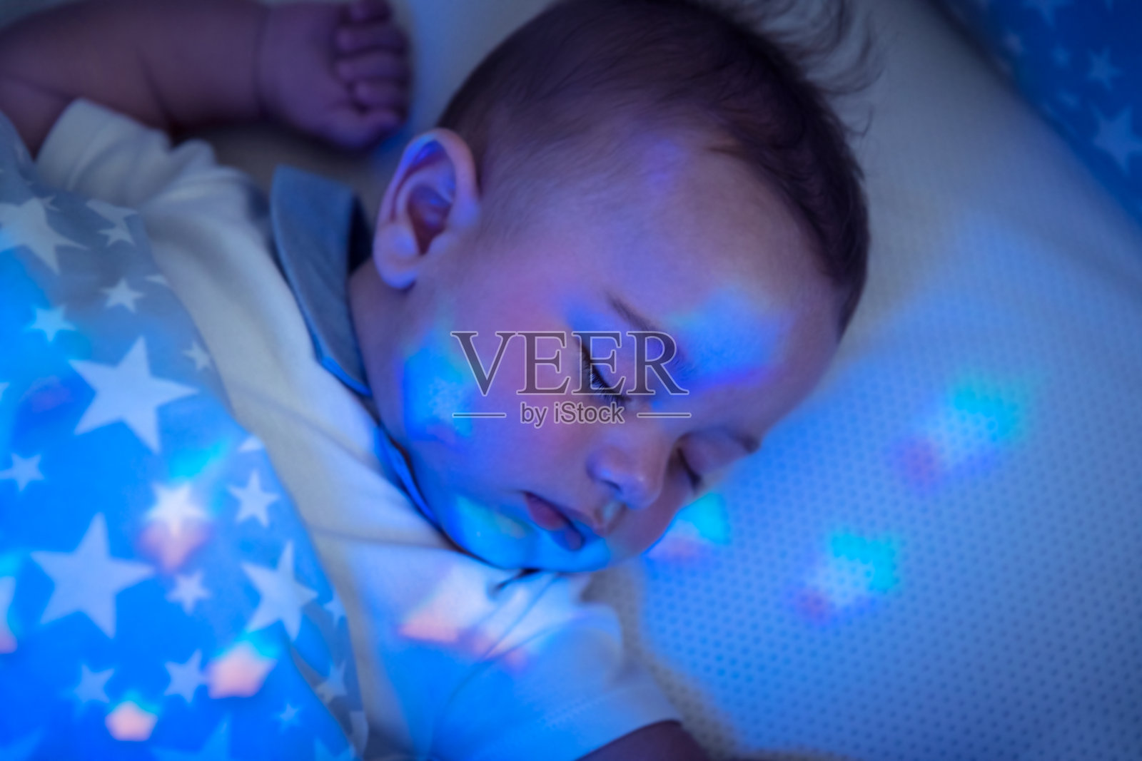 一个熟睡的男婴的肖像照片摄影图片