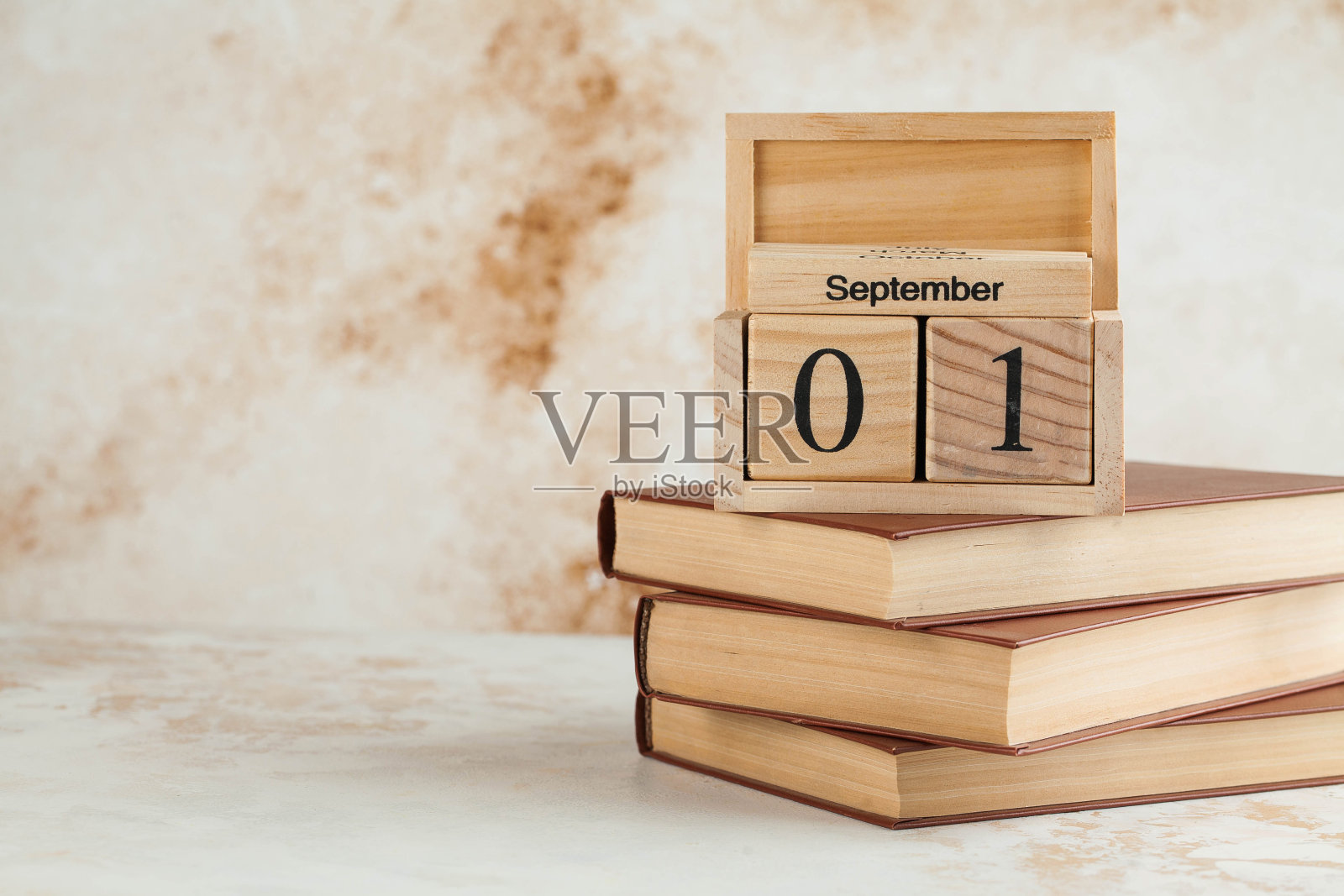 9月1日木制日历上一摞书。知识日概念，开学之初。副本的空间。照片摄影图片