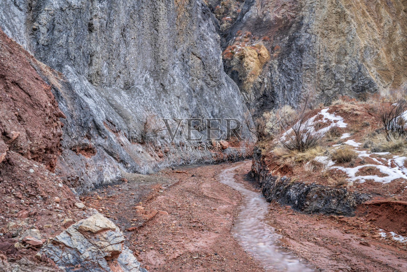 岩石形成和悬崖上的小溪照片摄影图片