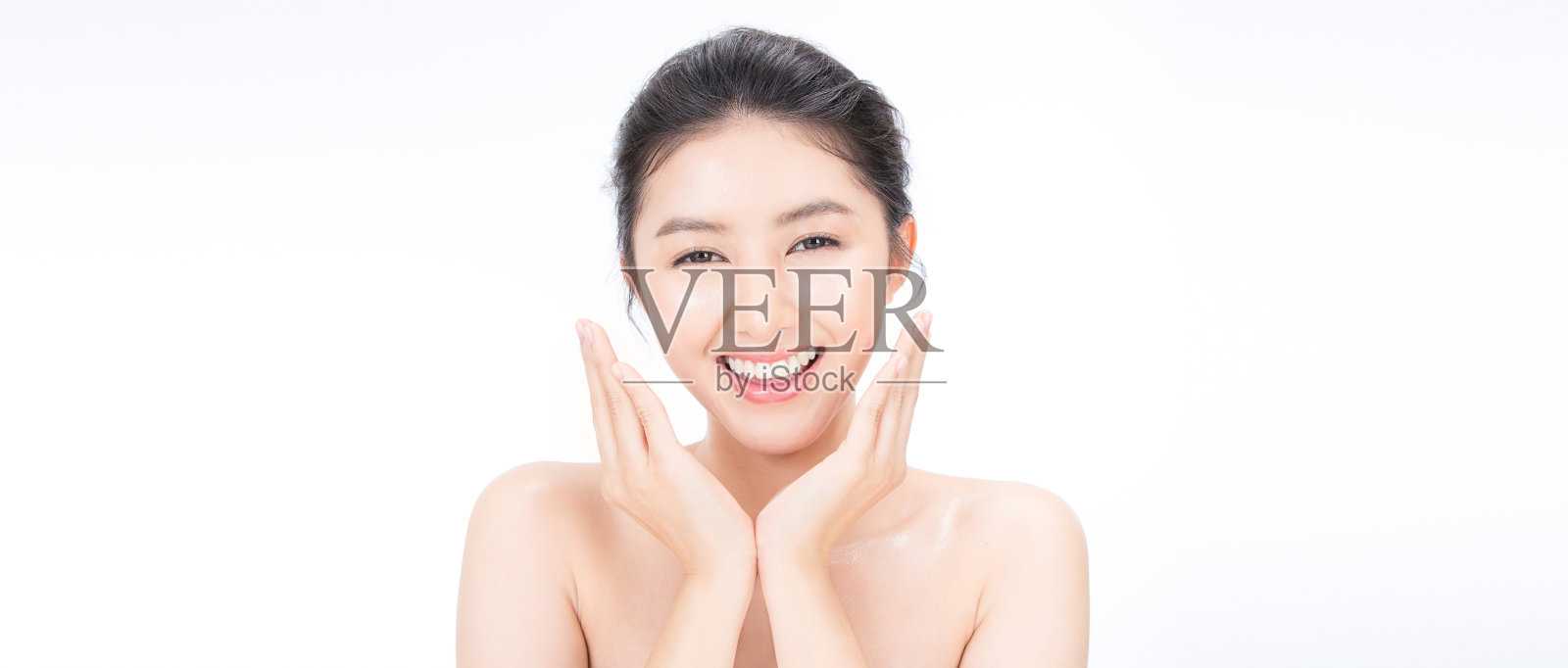 特写亚洲女人清晰健康完美的皮肤护理水疗孤立在白色的背景，亚洲美丽的韩国女孩微笑的脸。美容诊所辉光彩妆面部治疗理念照片摄影图片