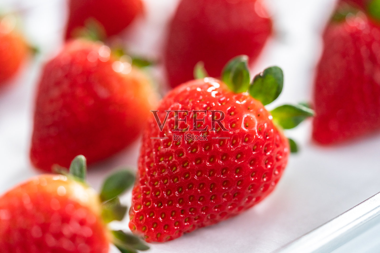用有机草莓蘸草莓制作巧克力的配料。照片摄影图片