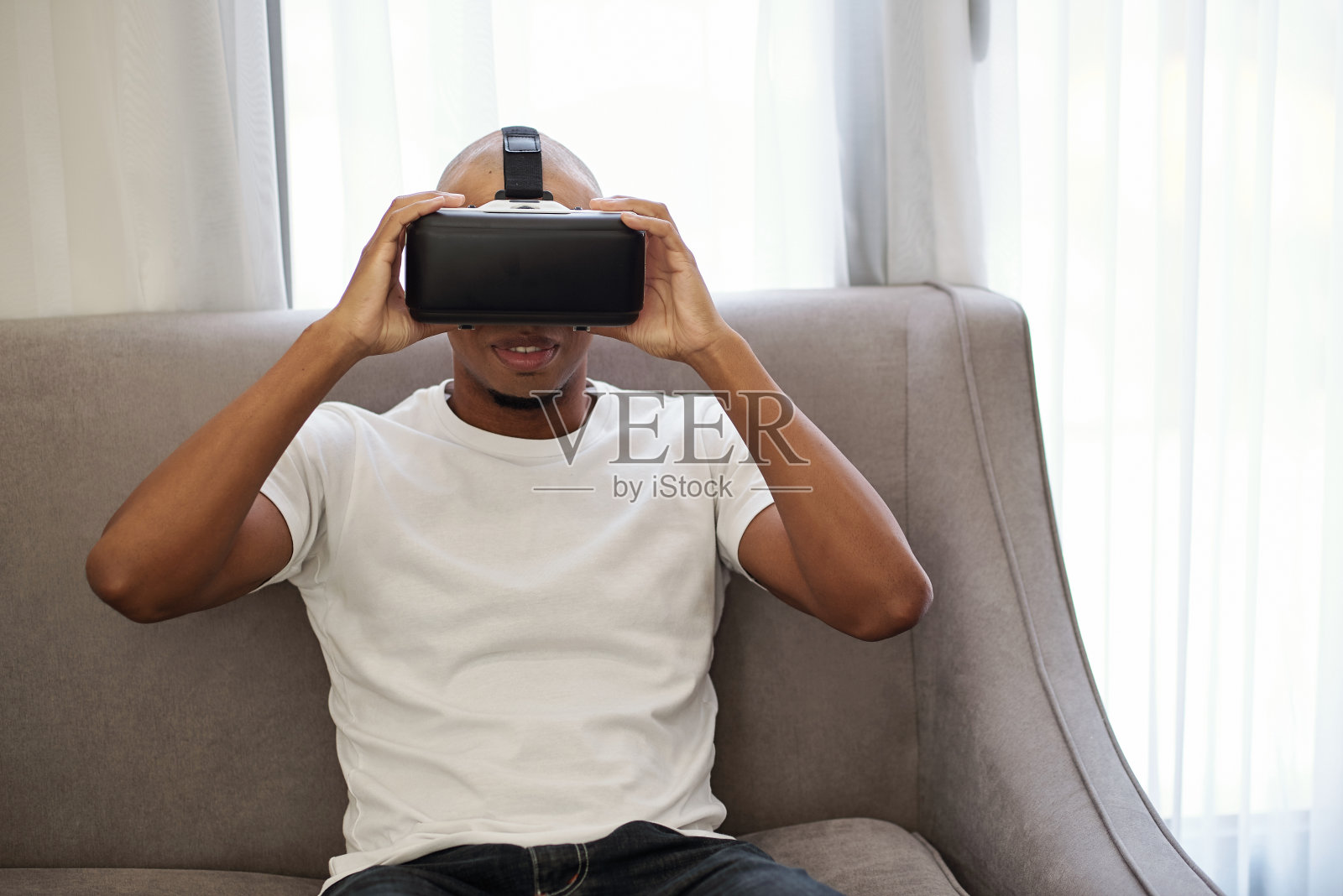 玩虚拟现实游戏照片摄影图片