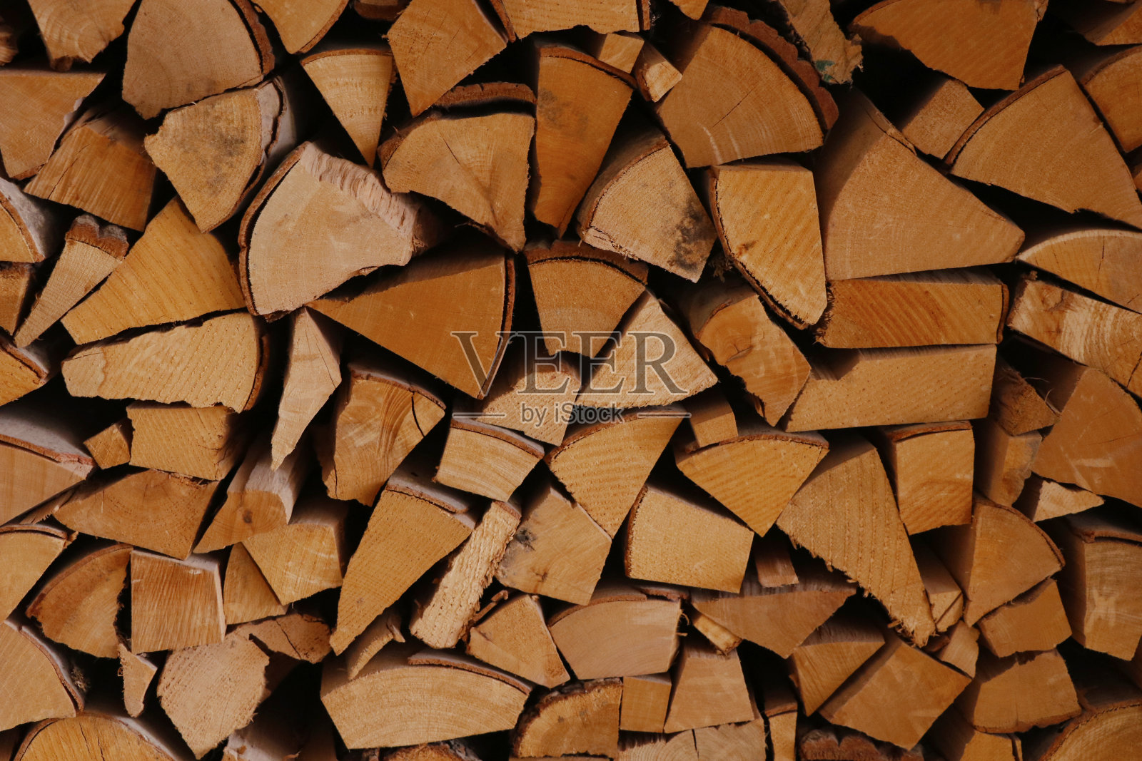 堆叠旧柴火纹理背景。壁炉木、细绳木、劈裂木。储存的原木，木材和木材照片摄影图片