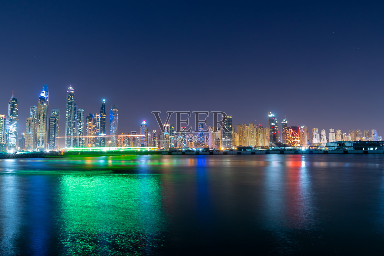 迪拜的天际线在夜晚与美丽的颜色的水来自摩天大楼阿联酋。未来的现代建筑。照片摄影图片