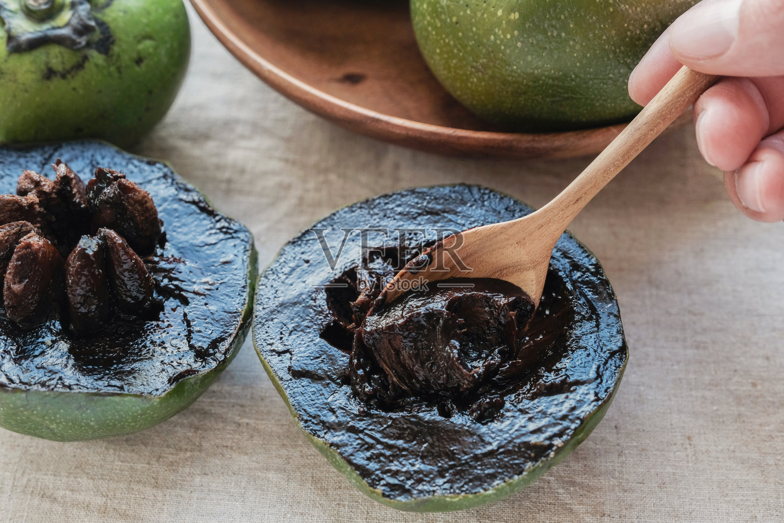 黑汁巧克力布丁水果，植物为主的素食照片摄影图片