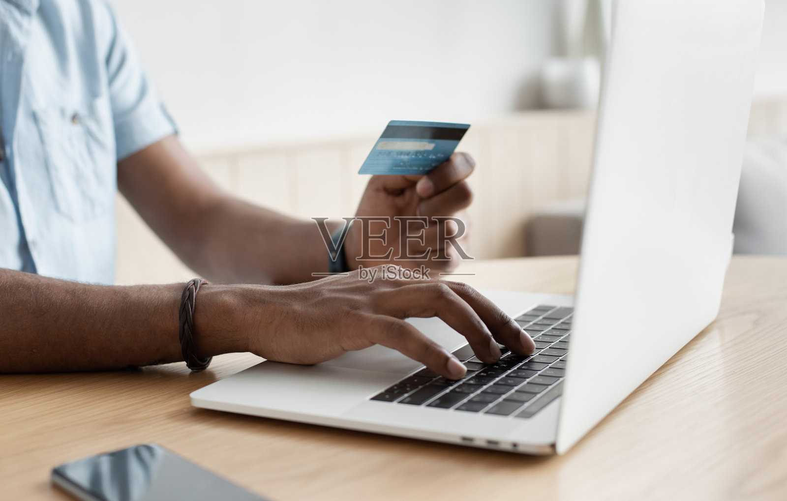 一个带着笔记本电脑和信用卡横幅的男人在网上购物照片摄影图片