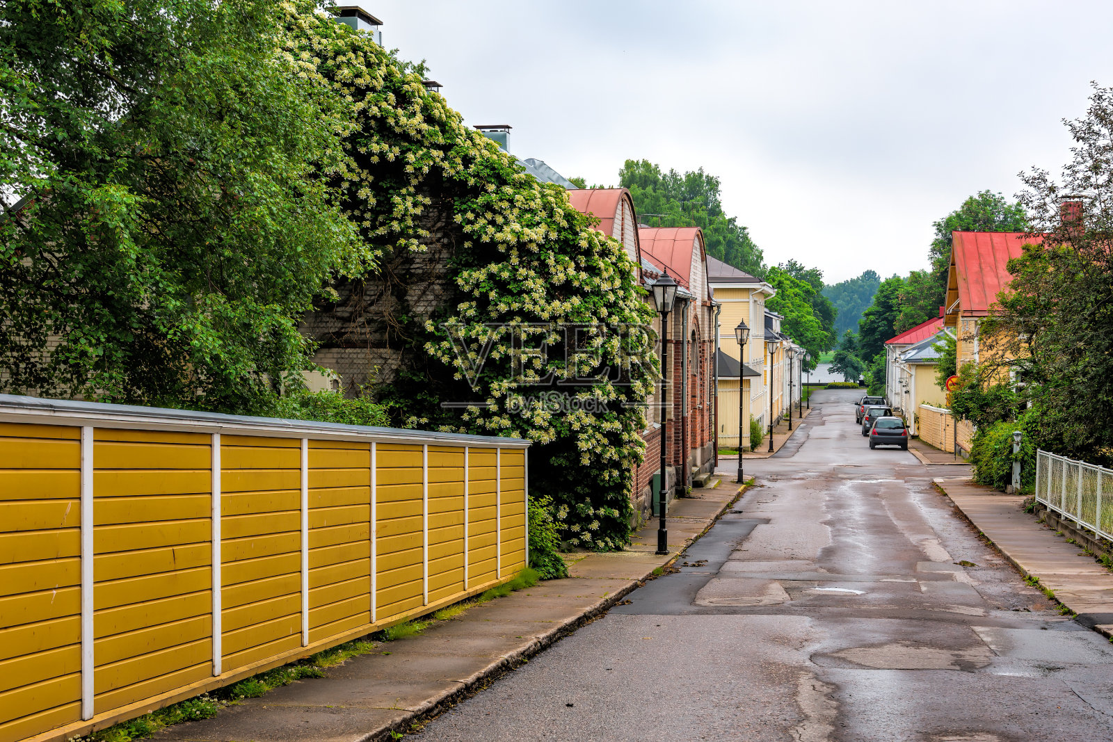 暴雨过后，芬兰沿海小镇Tammisaari (Ekenas)狭窄潮湿的街道上有古老的房屋照片摄影图片