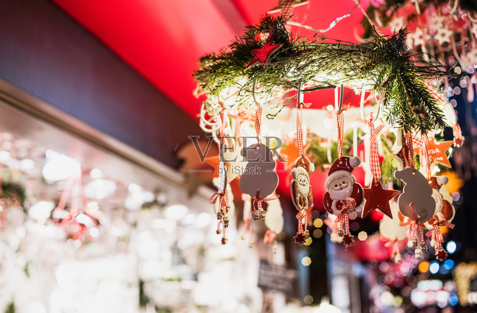 欧洲传统市场上的圣诞装饰品照片摄影图片