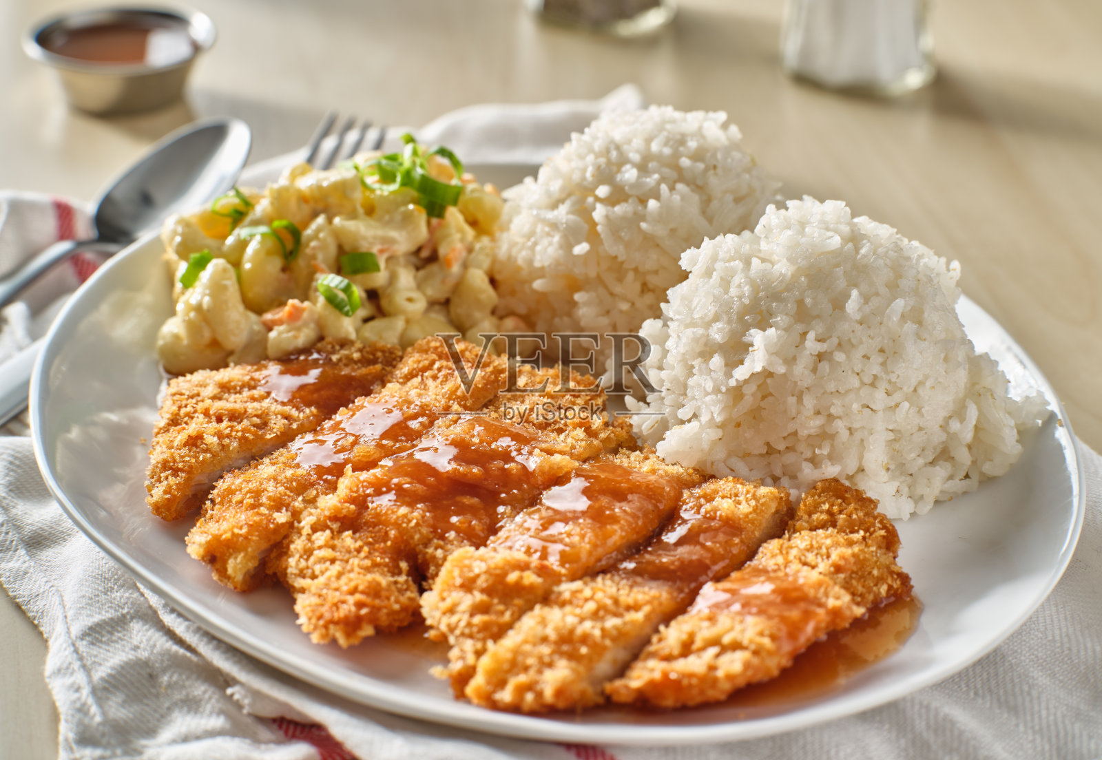 夏威夷烤鸡片配肉汁和米饭照片摄影图片