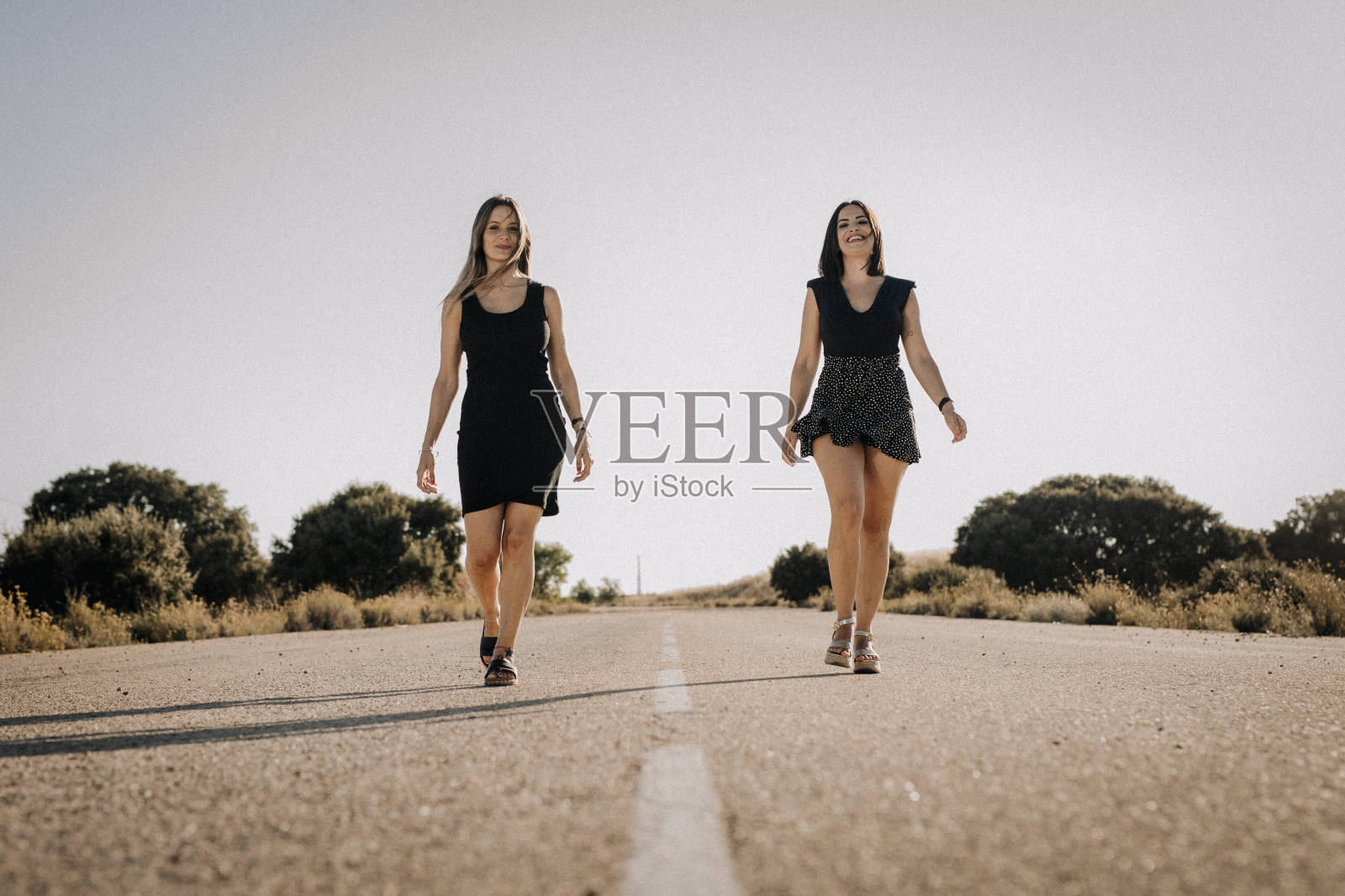两个女人走在路上照片摄影图片