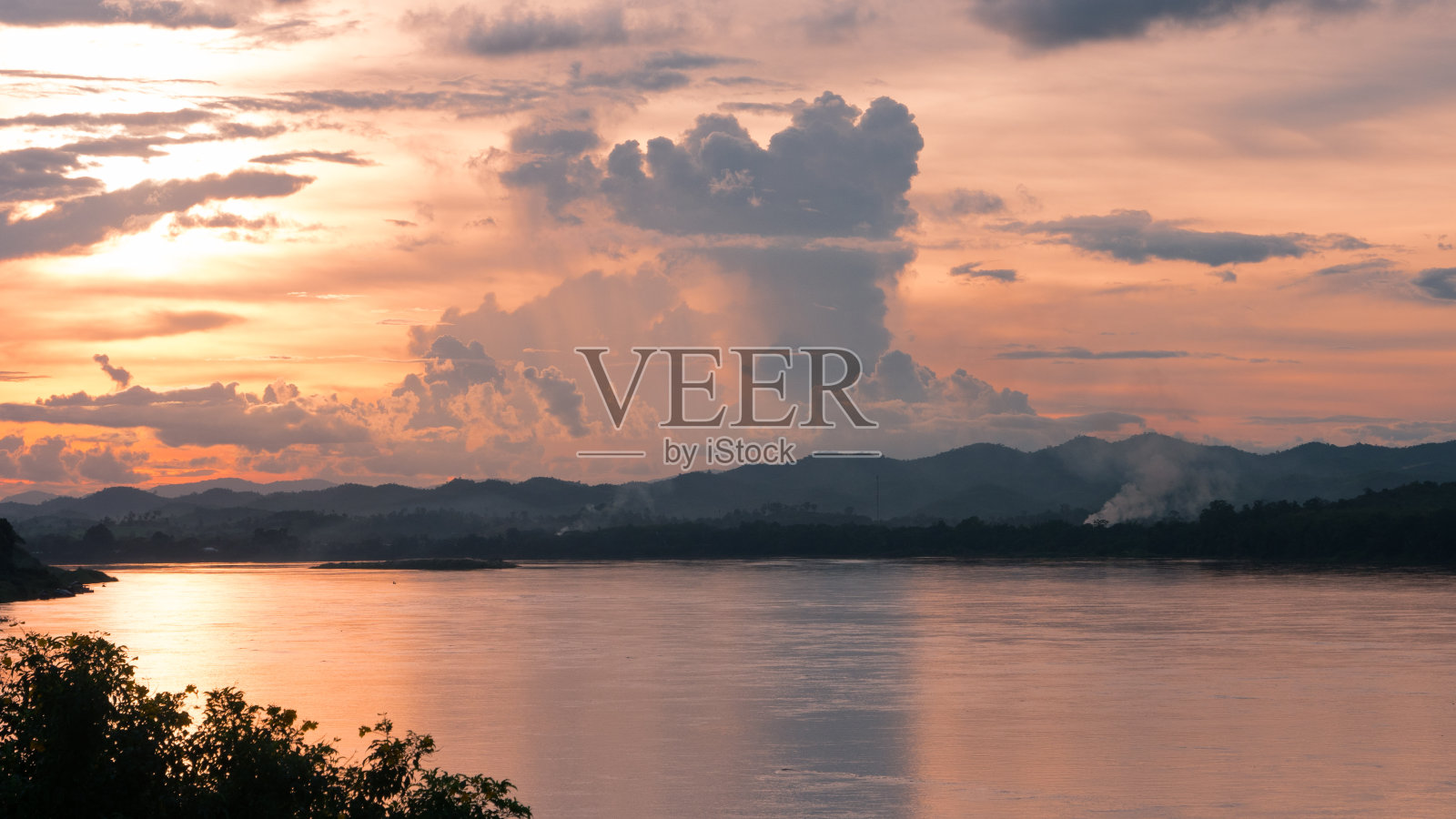 泰国罗依省清汗区湄公河流域的日落照片摄影图片