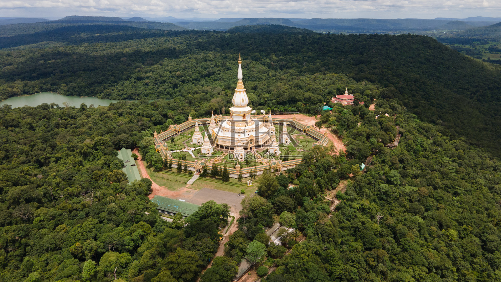 鸟瞰图Phra Maha Chedi Chai Mongkol或Phanamtip寺庙，Roi Et省，泰国。照片摄影图片