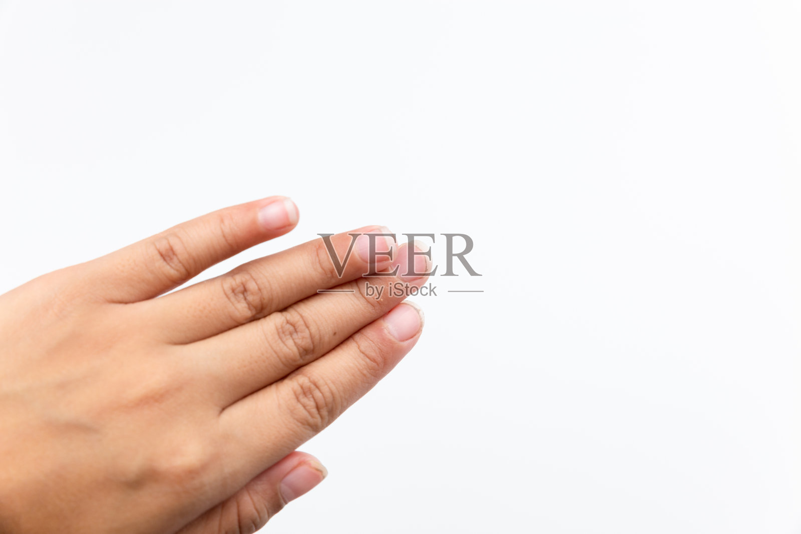 孩子手上的脏指甲。肮脏的长指甲上有细菌，使病人孤立在白色的背景上。照片摄影图片