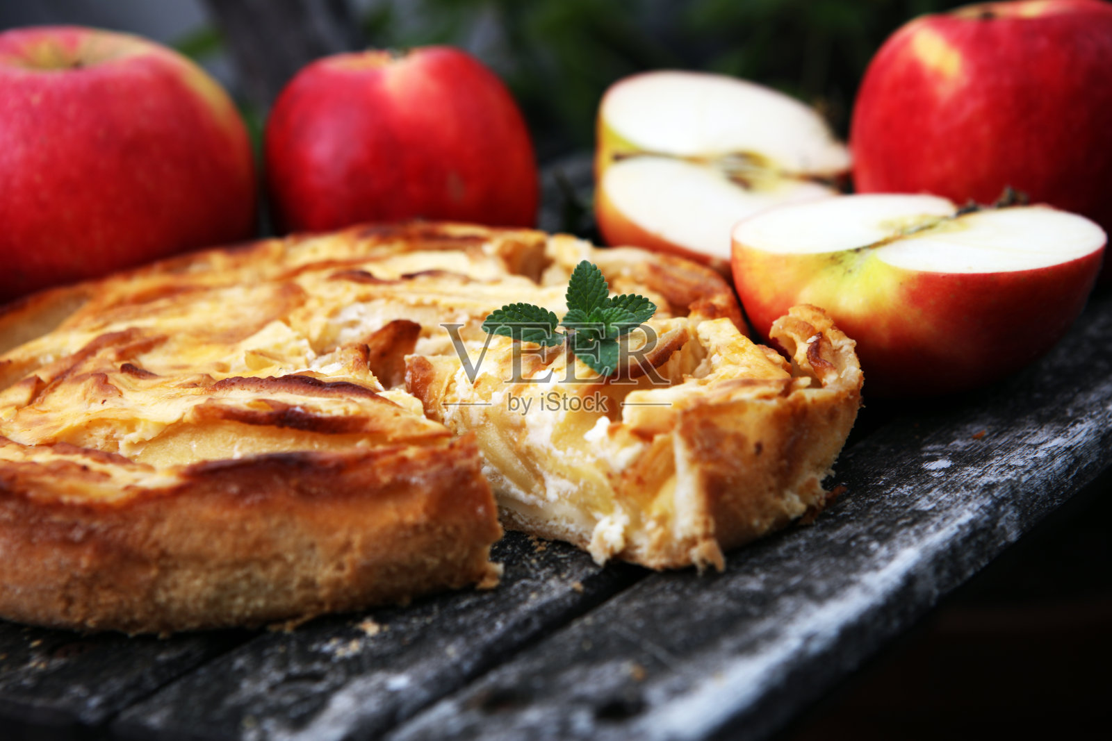 苹果馅饼。美食传统节日的苹果派，甜烘焙甜点，肉桂和苹果在桌子上照片摄影图片