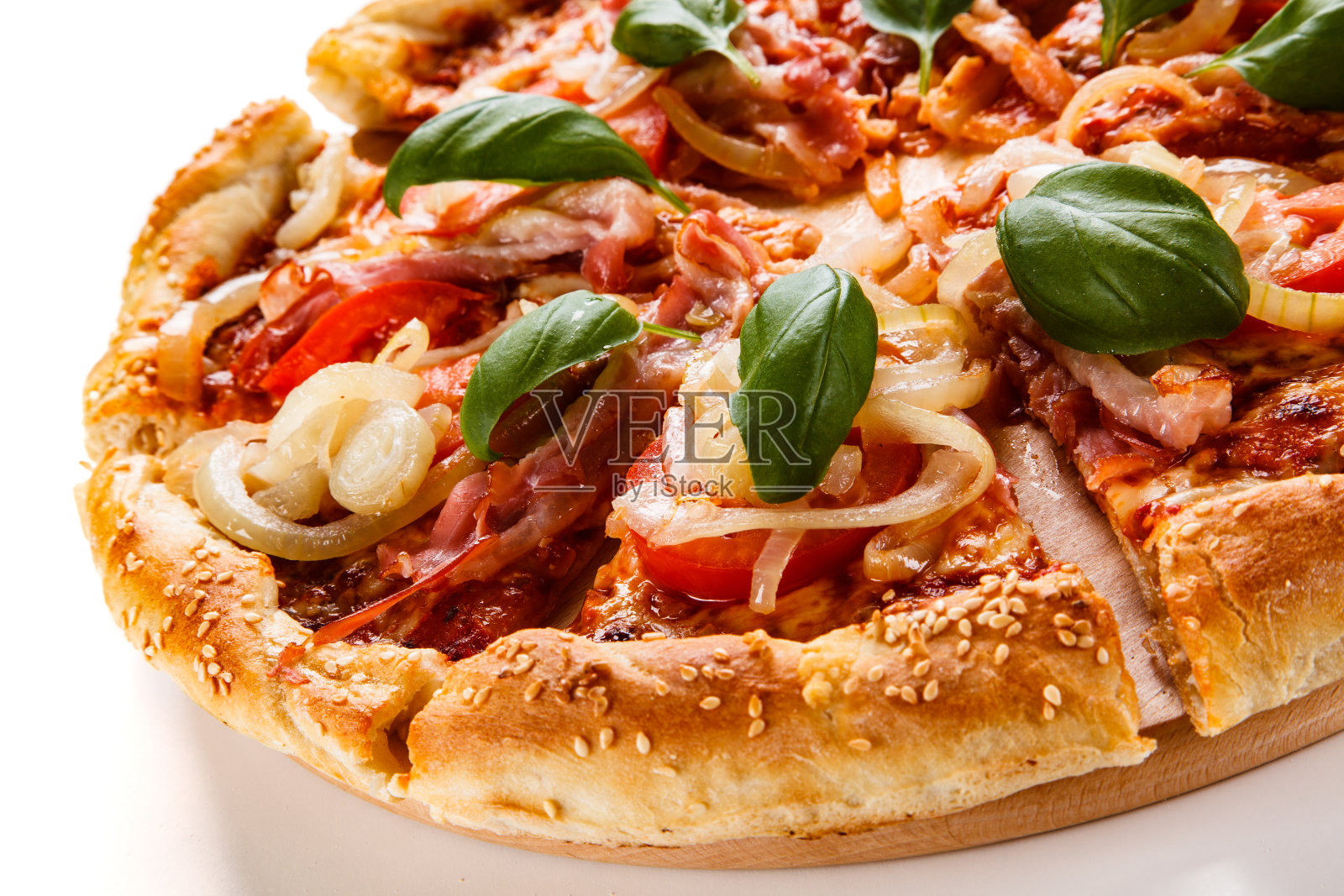 切片披萨与意大利辣香肠和蔬菜在白色背景照片摄影图片