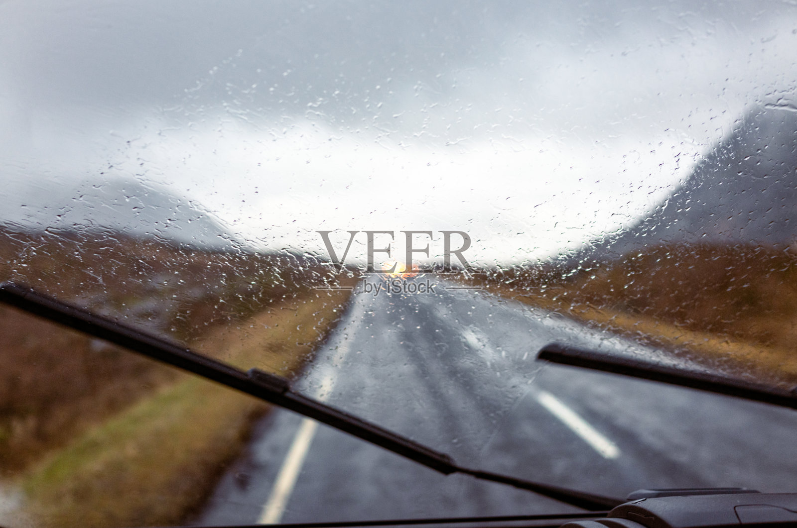 在苏格兰的雨中开车照片摄影图片