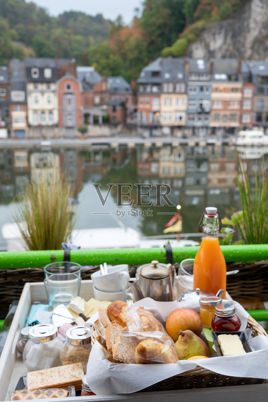 在新冠肺炎限制期间，在比利时迪南的酒店房间，早餐用大托盘端着，可以看到马斯河照片摄影图片