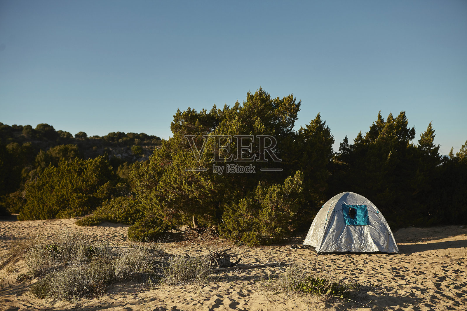 在希腊的一个海滩上搭帐篷照片摄影图片