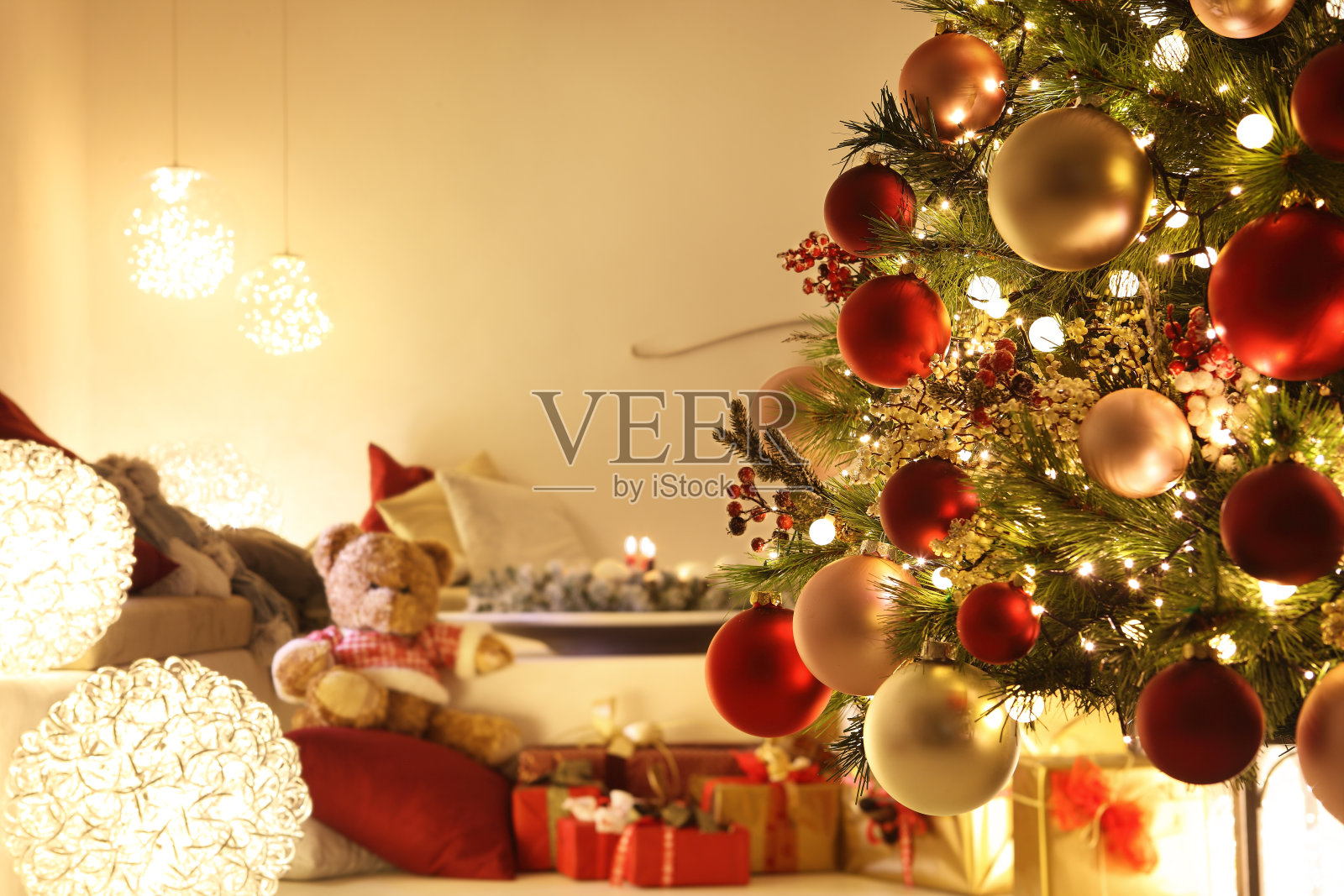 圣诞快乐，舒适的客厅，亮着灯的圣诞树，装饰品和礼物包照片摄影图片