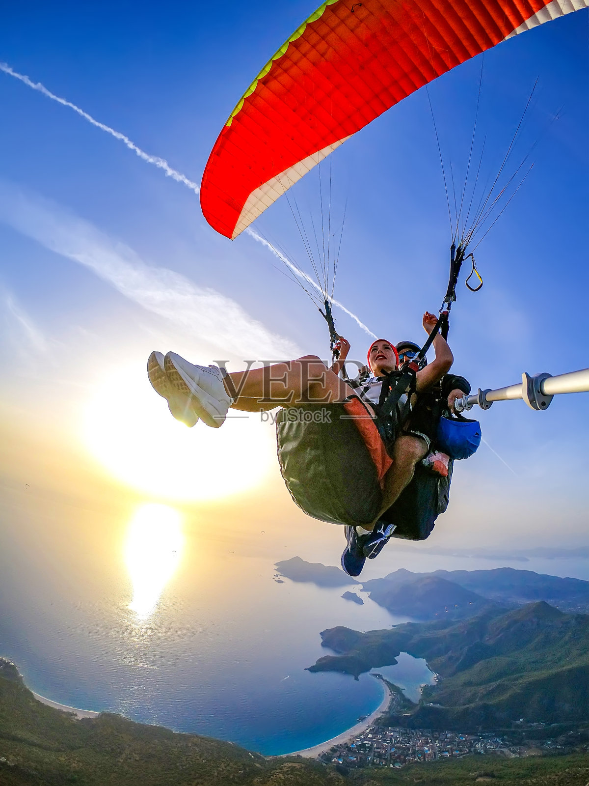滑翔伞飞行员与客户。串联跳伞。照片摄影图片