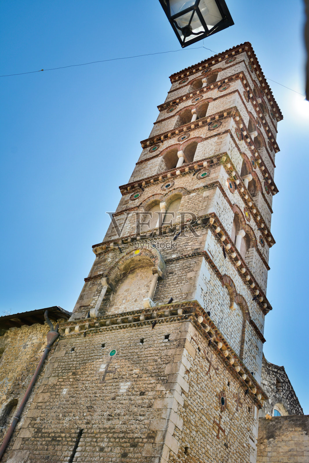 位于塞蒙内塔历史中心的12世纪大教堂“圣玛丽亚·艾松塔”的钟楼。意大利照片摄影图片