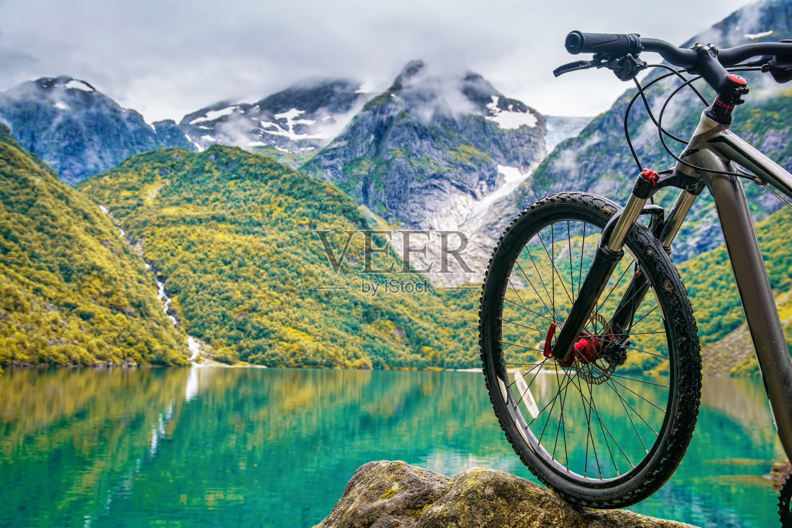在令人惊叹的挪威风景的背景山地车。艺术照片。美丽的世界。照片摄影图片