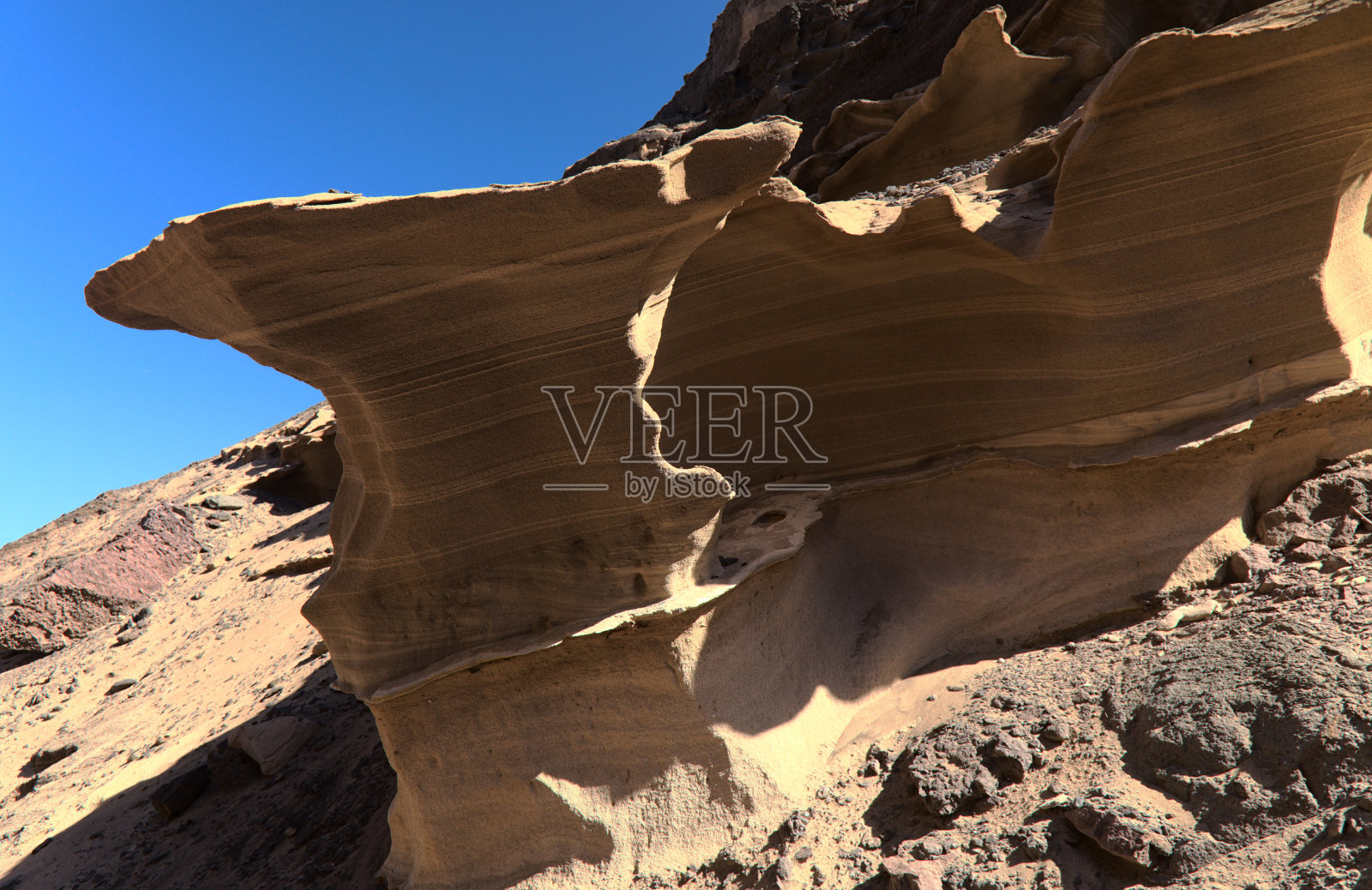 在大加那利岛西部的蓬塔·拉斯阿雷纳斯角的沟壑中有令人惊叹的沙石侵蚀图，也叫普拉亚·德·阿特纳拉照片摄影图片