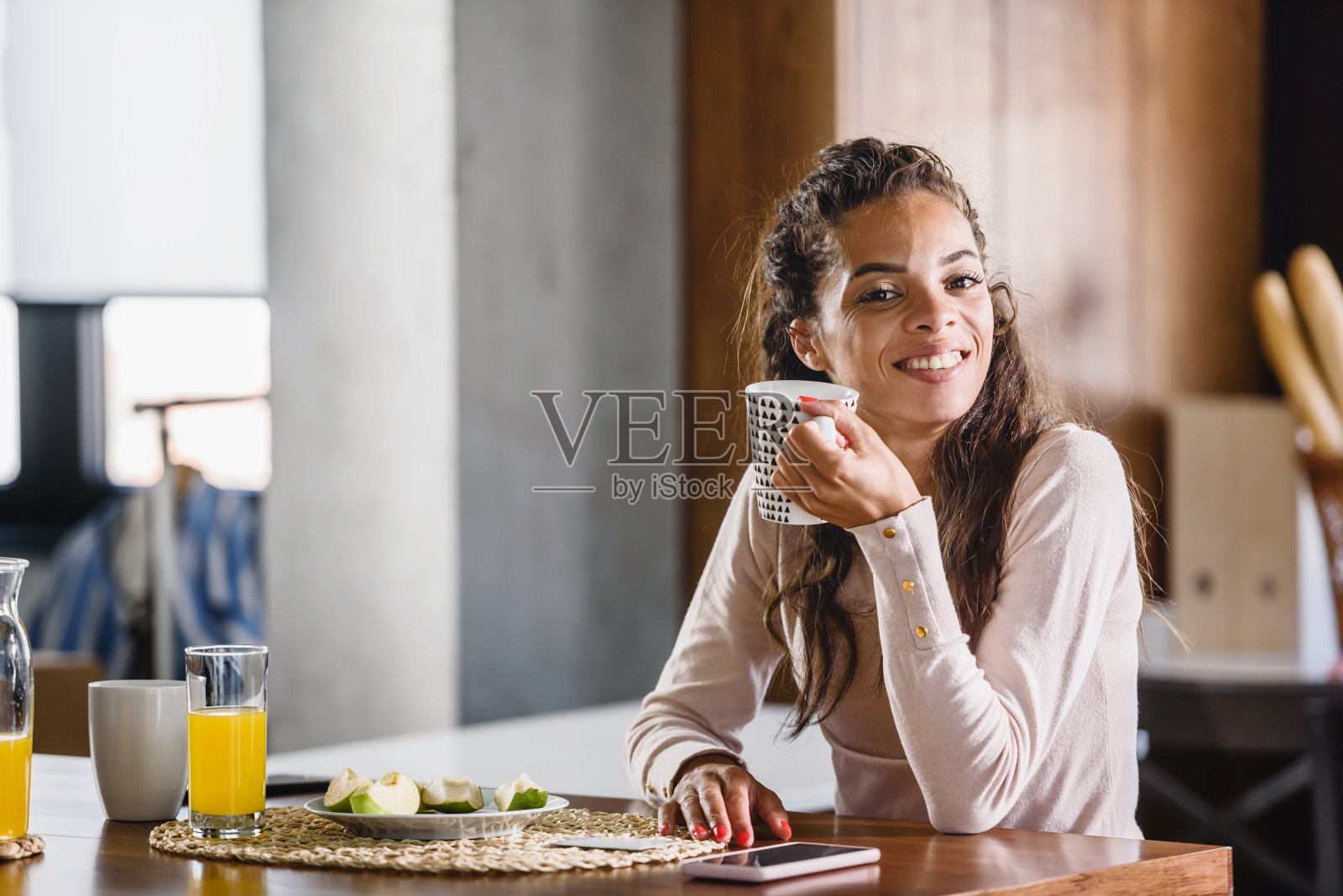 美丽的年轻混血妇女的肖像早上在家里喝咖啡照片摄影图片