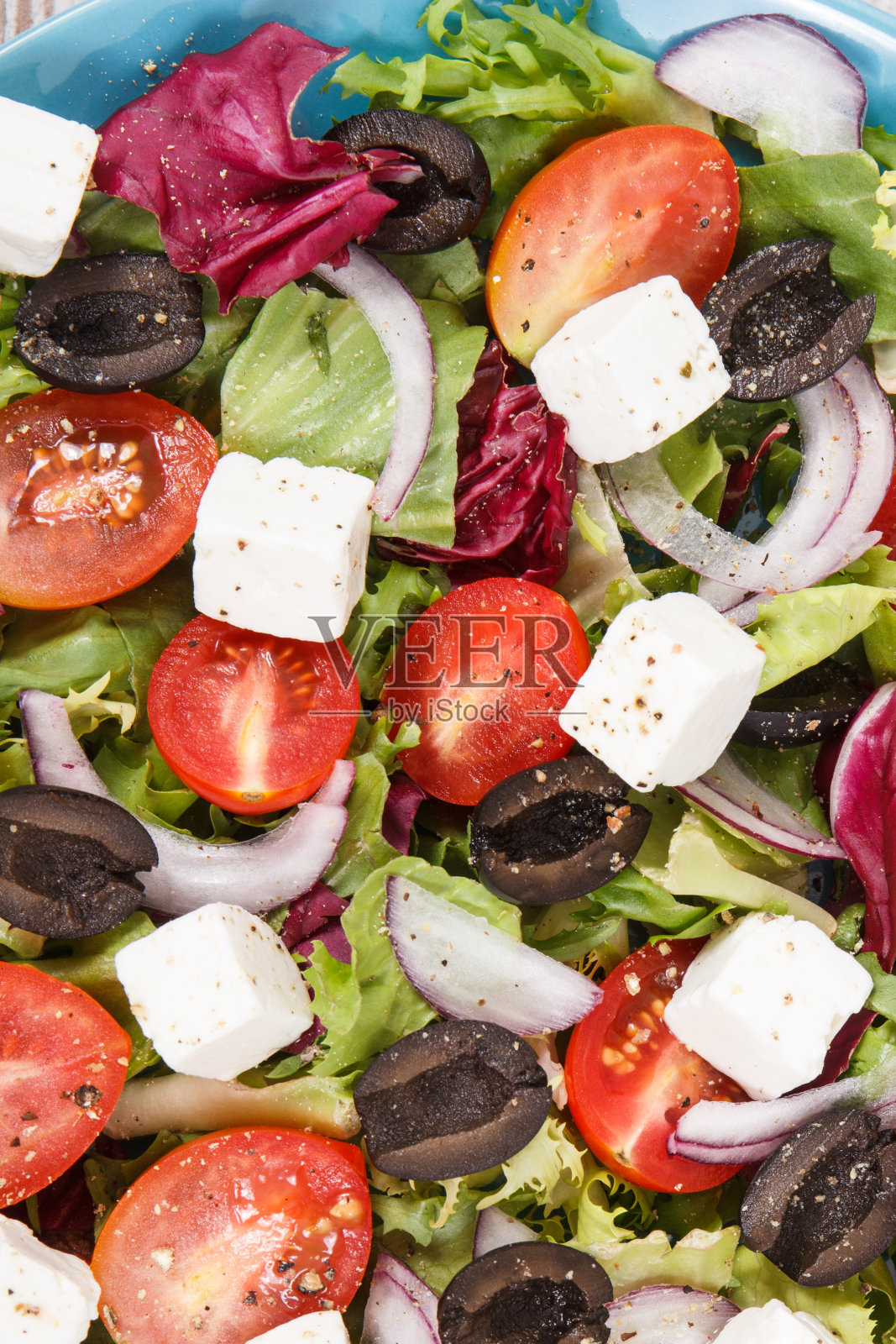 希腊沙拉配羊乳酪和蔬菜。健康的生活方式、食物和营养照片摄影图片