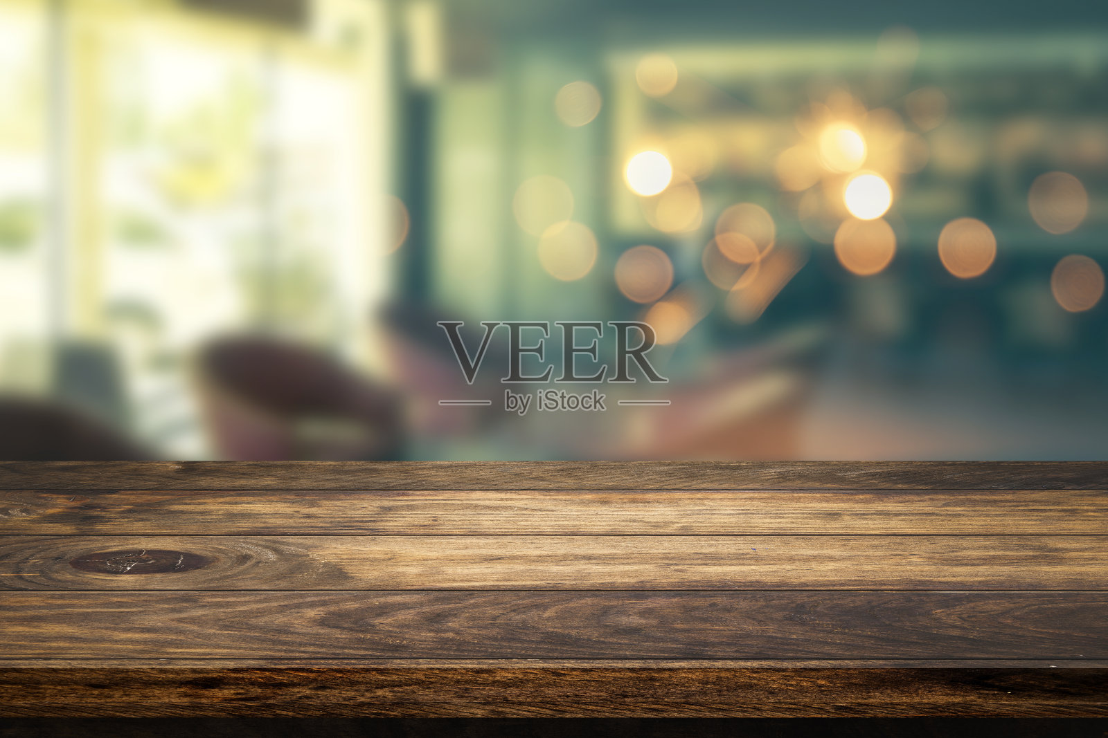 空木桌与抽象模糊的图像咖啡店或咖啡馆餐厅的背景。照片摄影图片