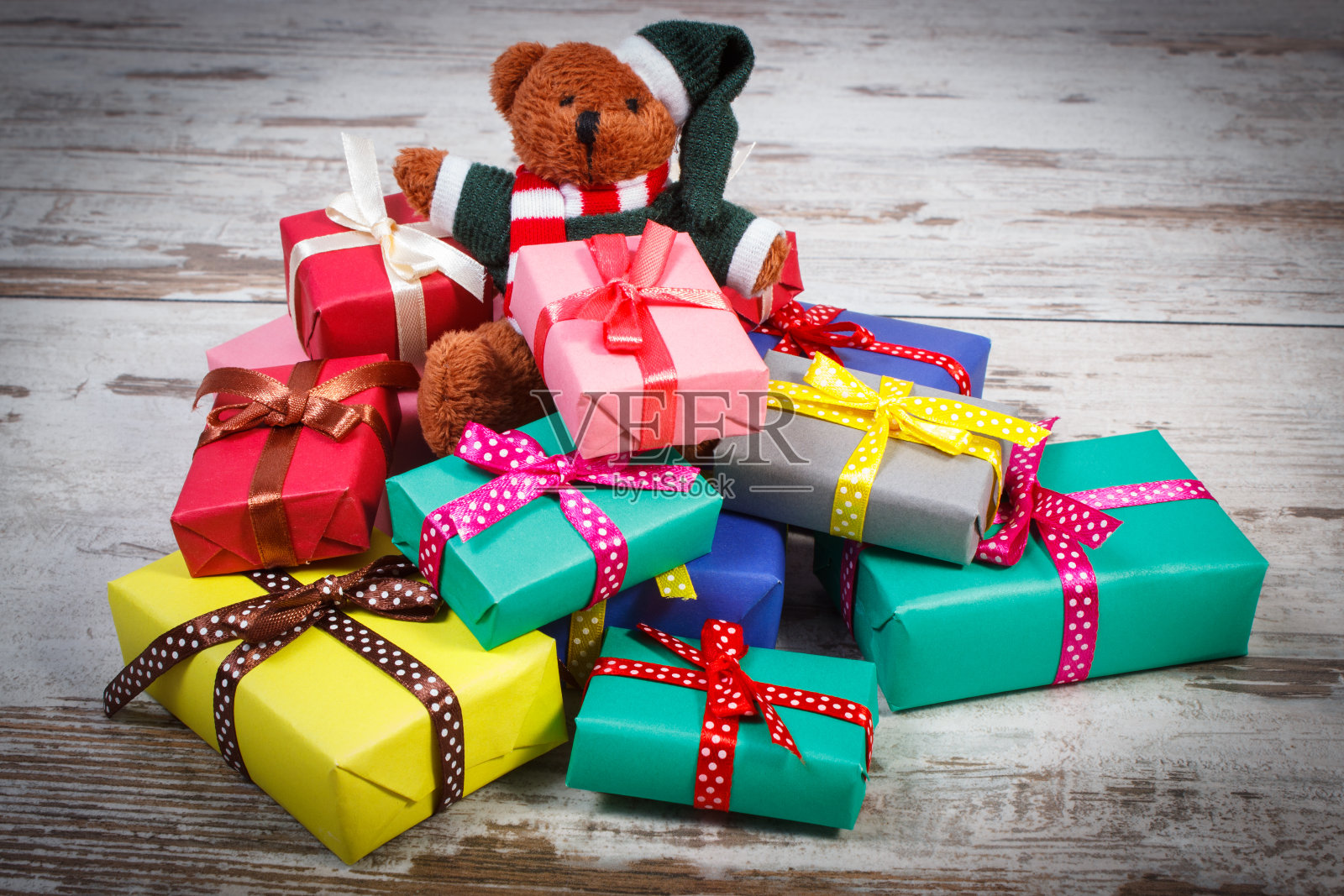 为圣诞节或其他庆祝活动送彩色礼物的泰迪熊照片摄影图片