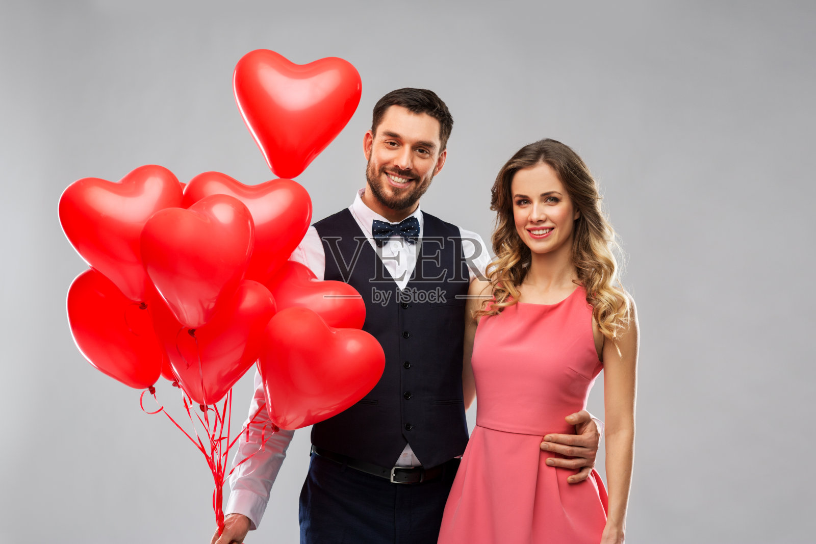 新婚夫妇和红心气球照片摄影图片