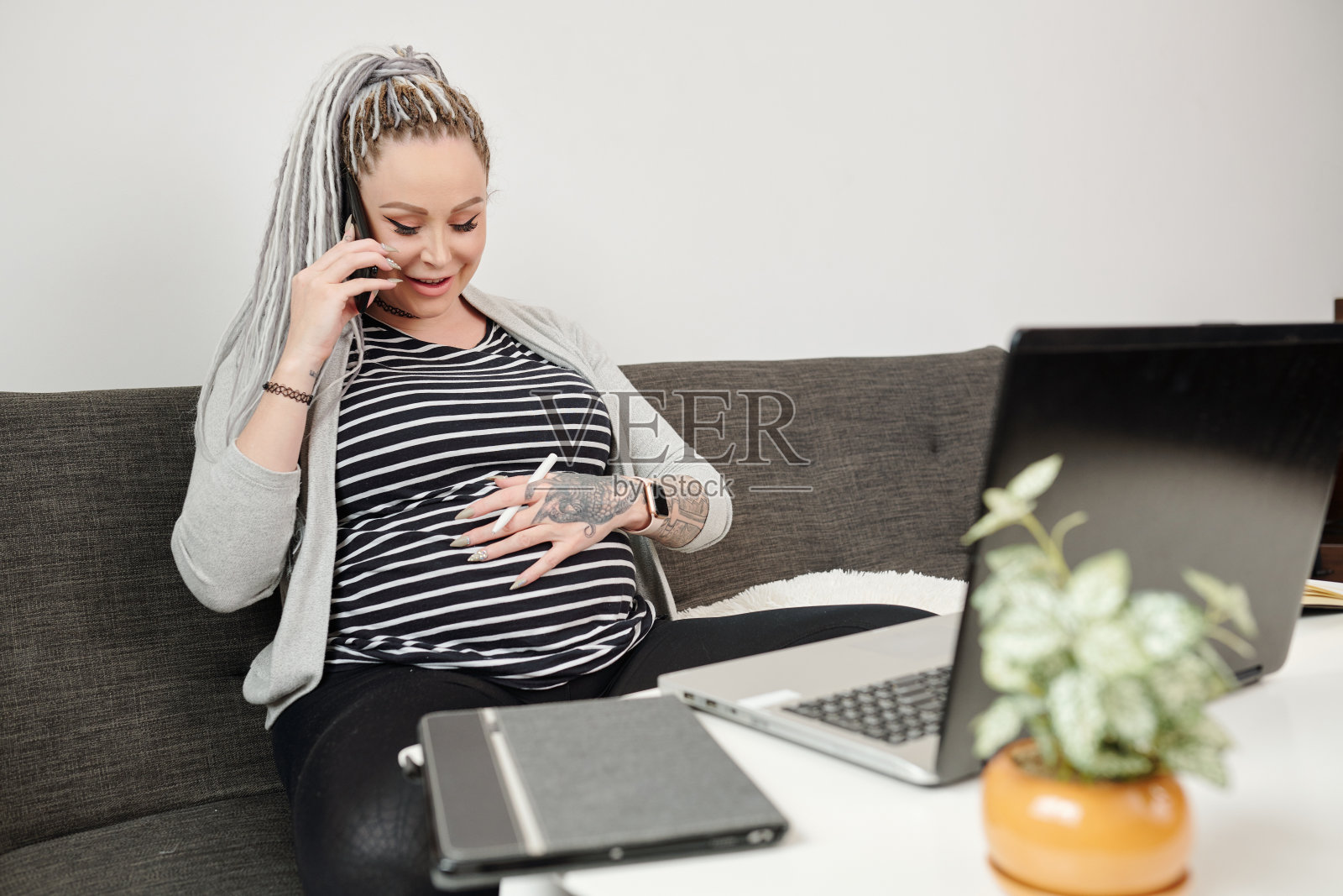 孕妇在打电话照片摄影图片